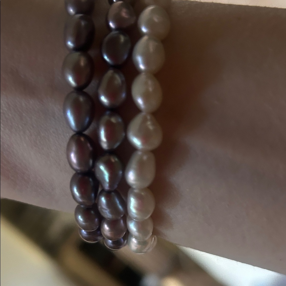 Elegant Pearl Bracelet Set - Black and Cream